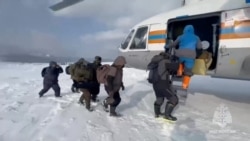 Para nelayan yang terdampar di bongkahan es yang hanyut di Laut Okhotsk di Pasifik Barat, menaiki helikopter saat operasi penyelamatan di wilayah Sakhalin, Rusia, 12 Februari 2025, dalam tangkapan layar video. (Foto: Kementerian Darurat Rusi via Reuters)