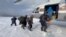 Para nelayan yang terdampar di bongkahan es yang hanyut di Laut Okhotsk di Pasifik Barat, menaiki helikopter saat operasi penyelamatan di wilayah Sakhalin, Rusia, 12 Februari 2025, dalam tangkapan layar video. (Foto: Kementerian Darurat Rusi via Reuters)