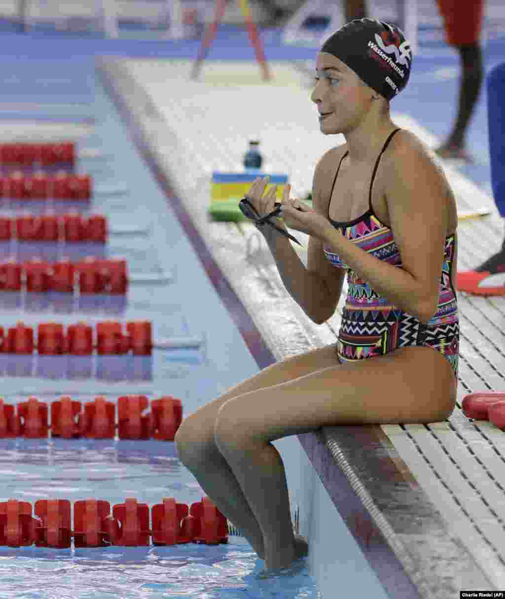 Anggota tim pengungsi Olimpiade Yusra Mardini dari Suriah, bersiap berlatih di tepi kolam renang Stadion Aquatics Olimpiade, di Rio de Janeiro, Brazil.&nbsp;