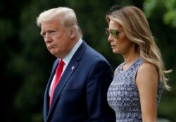 Presiden AS Donald Trump dan Ibu Negara Melania Trump berjalan ke helikopter Marine One dari Halaman Selatan Gedung Putih di Washington, 27 Mei 2020. (Foto: Reuters)