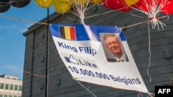 Une affiche avec une photo du prince héritier Philippe avec une icône «j'aime» de Facebook lors des célébrations de la Fête nationale belge, Belgique, 21 juillet 2013