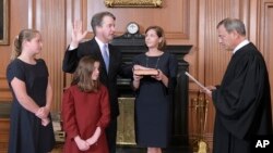 Brett Kavanaugh, saat diambil sumpahnya sebagai Hakim Agung AS, Minggu (7/10).