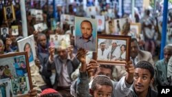 Anggota komunitas Yahudi Ethiopia memegang foto kerabat mereka di Israel, dalam acara solidaritas di sinagoga di Addis Ababa, Ethiopia, 28 Februari 2018. (Foto: dok)