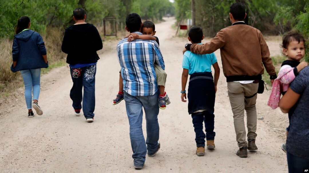 Un grupo de migrantes cerca del río Bravo, que separa a Estados Unidos de México, cerca de McAllen, Texas, el 14 de marzo de 2019. 