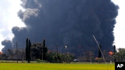 Kepulan asap tebal akibat kebakaran, menyelimuti Kilang Balongan milik Pertamina di Indramayu, Jawa Barat, Indonesia, Senin, 29 Maret 2021. (Foto: dok).