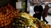 Un hombre cuenta su dinero para comprar frutas en una tienda de Buenos Aires el 11 de mayo de 2023.
