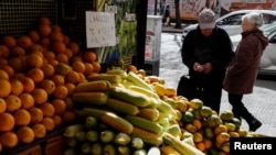 Un hombre cuenta su dinero para comprar frutas en una tienda de Buenos Aires el 11 de mayo de 2023.
