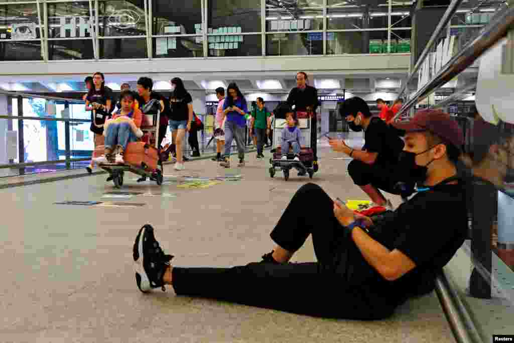 Uno de los aeropuertos más transitados del mundo, el aeropuerto internacional de Hong Kong, canceló el lunes todos sus vuelos, después de que miles de manifestantes prodemocracia abarrotaran la terminal principal. 