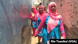 Sekelompok ibu-ibu melintas di gang perumahan. (Foto: Ilustrasi/ Rio Tuasikal/ VOA)