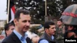 Presiden Suriah, Bashar al-Assad menemui tentaranya di Baba Amr (27/3).