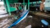 Los pescadores miran los botes parcialmente sumergidos en el agua después de que el huracán Julia azotara el área en Bluefields, Nicaragua, el domingo 9 de octubre de 2022. Foto AP/Inti Ocon