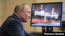 El presidente ruso Putin participa en una videoconferencia en las afueras de Moscú. 