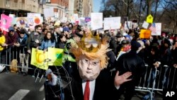 Para demonstran melangsungkan aksi demonstrasi menentang pemerintahan Donald Trump di New York, Senin (20/2).