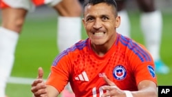 El jugador de la selección de Chile, Alexis Sánchez, reacciona durante un partido de fútbol del Grupo A de la Copa América contra Perú en Arlington, Texas, el viernes 21 de junio de 2024.