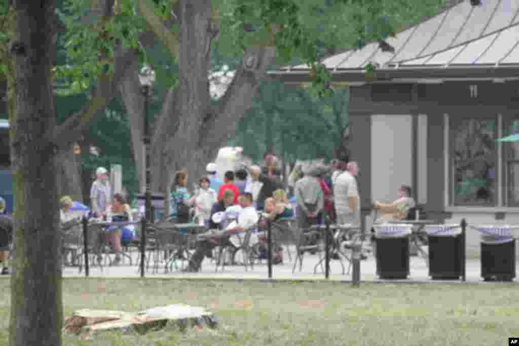 游人在小卖部休息