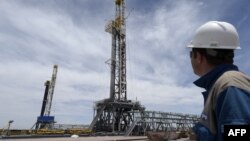 Rig pengeboran minyak di reservoir minyak Vaca Muerta Shale di Loma Campana, di Provinsi Patagonian Neuquen, sekitar 1180 Km barat daya Buenos Aires, Argentina pada 4 Desember 2014. (Foto: AFP)