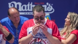 Patrick Bertoletti berkompetisi dalam Lomba Makan Hot Dog yang digelar oleh restoran cepat saji Nathan di Coney Island, New York, pada 4 Juli 2024. (Foto: Reuters/Jeenah Moon)