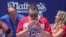 Patrick Bertoletti berkompetisi dalam Lomba Makan Hot Dog yang digelar oleh restoran cepat saji Nathan di Coney Island, New York, pada 4 Juli 2024. (Foto: Reuters/Jeenah Moon)