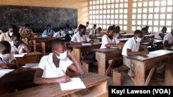 Des élèves portant des masques en classe, Lomé, 15 juin 2020. (VOA/Kayi Lawson) 