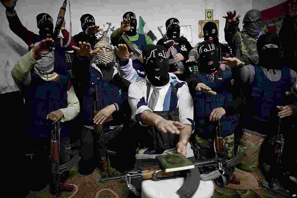 Free Syrian Army fighters swear to the Quran, to fight against government troops in Idlib, March 8, 2012. (AP)