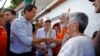 El presidente interino de Venezuela, Juan Guaidó, saluda con seguidores en la municipalidad de El Hatillo, Caracas, el sábado 14 de septiembre de 2019.