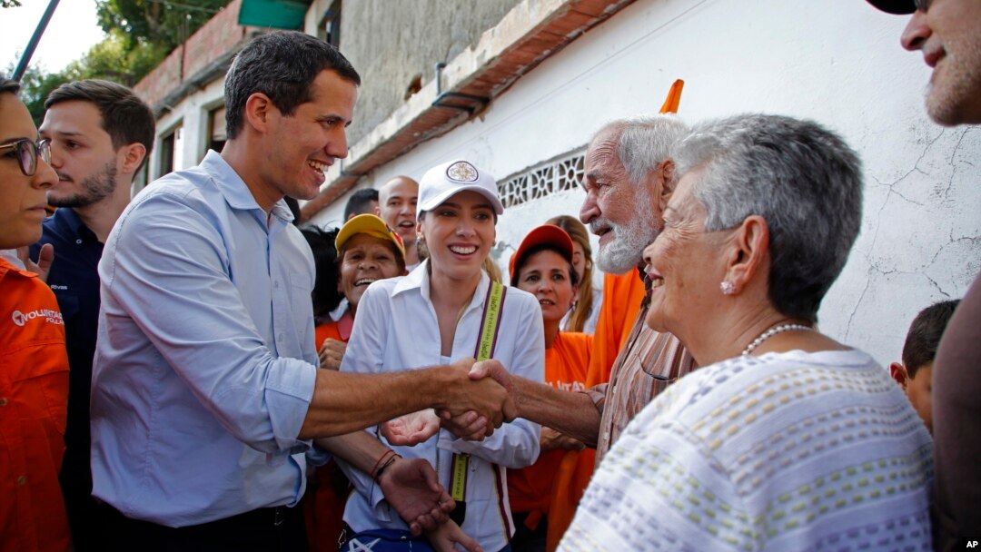 El presidente interino de Venezuela, Juan Guaidó, saluda con seguidores en la municipalidad de El Hatillo, Caracas, el sábado 14 de septiembre de 2019.