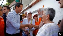 El presidente interino de Venezuela, Juan Guaidó, saluda con seguidores en la municipalidad de El Hatillo, Caracas, el sábado 14 de septiembre de 2019.