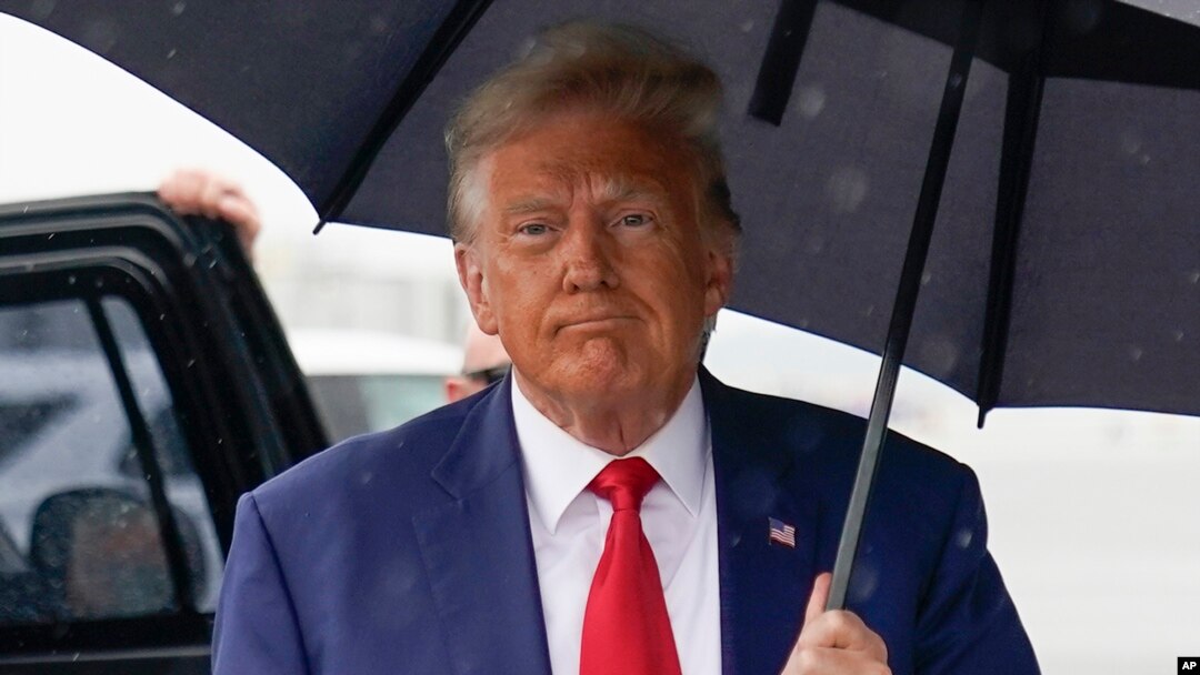 Bivši predsednik Donald Tramp razgovara sa novinarima pre nego što se ukrcao u avion na nacionalnom aerodromu Ronald Regan, 3. avgusta 2023. (Foto: AP/Alex Brandon)
