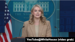 白宫新闻秘书卡罗琳·莱维特在星期一(12月1日)的新闻发布会上。