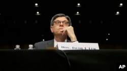 El secretario del Tesoro Jacob Lew testifica en el Capitolio en Washington, Miércoles, 25 de junio 2014, antes de la audiencia del Comité del Senado para examinar el informe anual del Consejo de Supervisión de Estabilidad Financiera al Congreso.