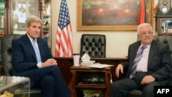 ລັດຖະມົນຕີຕ່າງປະເທດສະຫະລັດ ທ່ານ John Kerry (ຊ້າຍ) ພົບປະກັບປະທານາທິບໍດີ ປາແລສໄຕນ໌ ທ່ານ Mahmoud Abbas ທີ່ນະຄອນຫຼວງອຳມານ ຂອງຈໍແດັນ. (24 ຕຸລາ 2015)