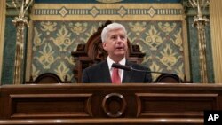 El gobernador de Michigan, Rick Snyder, pronuncia el discurso del Estado del Estado, el martes por la noche.