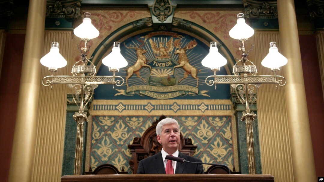 Gubernur Michigan Rick Snyder menyampaikan sambutan di hadapan para anggota Senat dan DPRD di gedung parlemen daerah di Lansing, Michigan (19/1).