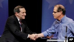 Джо Доннелли (слева), пожимает руку Майку Брауну после дебатов в Сенате США в Индианаполисе, 30 oктября 2018