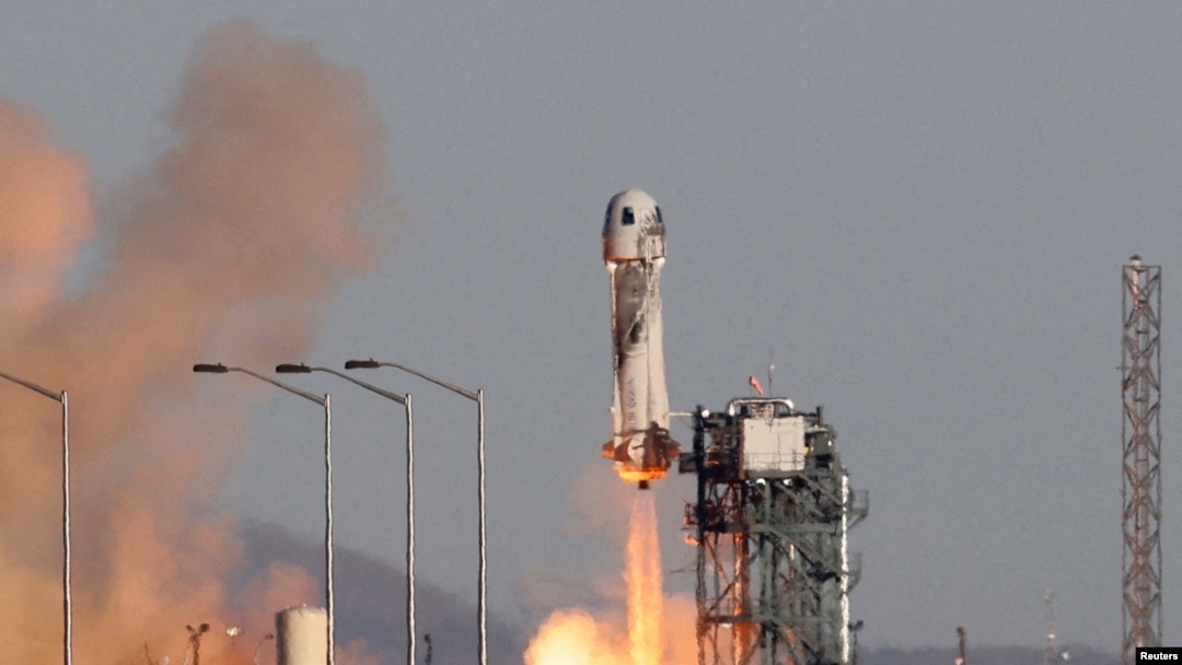 Roket New Shepard milik perusahaan Blue Origin lepas landas dari wilayah peluncuran di Texas barat, pada 11 Desember 2021. (Foto: Reuters/Joe Skipper)