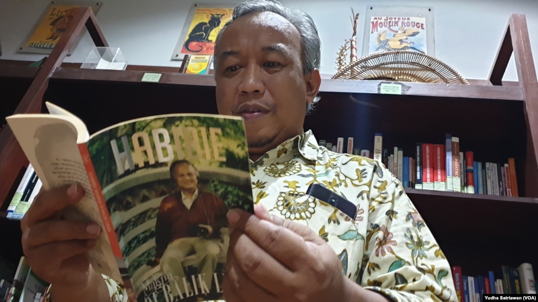 Prof. Sutanto, dosen UNS Solo penulis biografi BJ Habibie dalam beragam judul buku, sedang membaca salah satu karyanya di perpustakaan rumahnya, 13 September 2019.