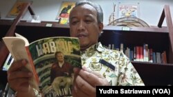 Prof. Sutanto, dosen UNS Solo penulis biografi BJ Habibie dalam beragam judul buku, sedang membaca salah satu karyanya di perpustakaan rumahnya, 13 September 2019.