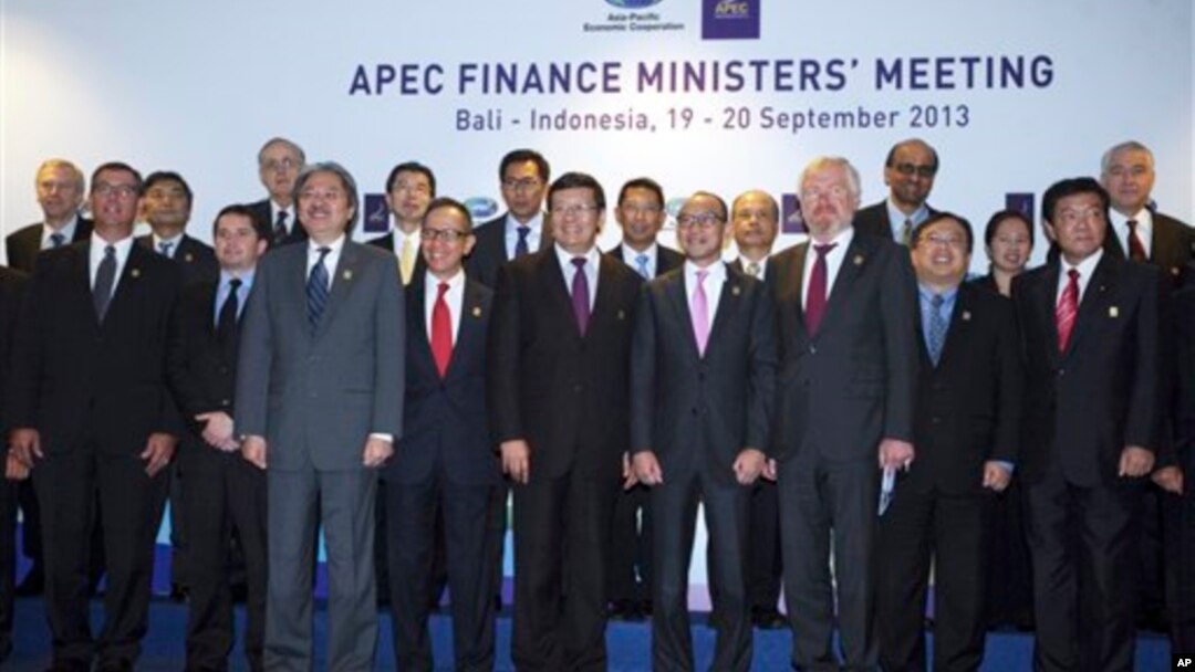 Bộ trưởng tài chính các nước APEC chụp ảnh cùng nhau ở Bali, Indonesia, ngày 20 tháng 9, 2013.