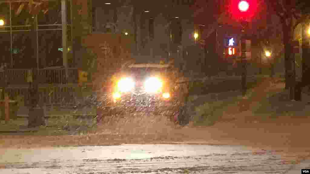 Lori likisukuma theluji katika barabara moja mjini Washington.