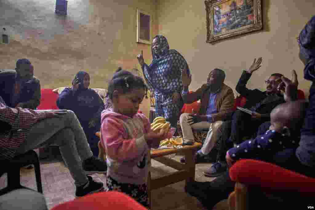 Alweya Osman Kebeda, 61, who has been a social activist since 1978, is teaching a diverse group of Sudanese refugees about their rights and how to respect the new culture in which they find themselves in Cairo. (H. Elrasam/VOA)