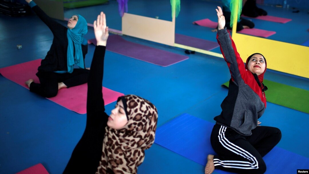 Beberapa perempuan Palestina mengikuti sesi latihan Yoga di Gaza City, 28 Maret 2018. 