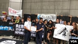 香港傳媒界7月14日黑衣靜默遊行(美國之音海彥拍攝)