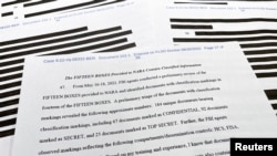 La declaración jurada que respalda la búsqueda del FBI de la propiedad de Mar-a-Lago del expresidente de EEUU, Donald Trump, se ve después de ser liberada por la corte federal de EEUU el 26 de agosto de 2022, en Florida.