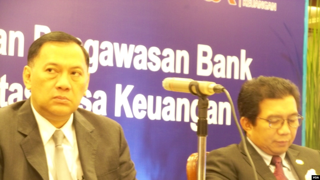 Gubernur BI, Agus Martowardojo (kiri) dan Ketua Otoritas Jasa Keuangan, Muliaman Hadad (kanan) (VOA/Iris Gera).
