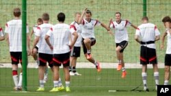 Tim nasional Jerman berlatih untuk Piala Dunia di Porto Seguro, Brazil (9/6). (AP/Matthias Schrader)