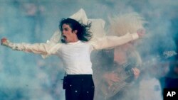 ARCHIVO - Michael Jackson durante el medio tiempo del Super Bowl XXVII en Pasadena, California. 31/1/93. AP Foto/Rusty Kennedy.