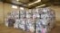 Des ballots de vêtements de seconde main prêts à être envoyés à des grossistes au centre de recyclage de textiles de l'entreprise sociale française "Le Relais" à Diamniadio, au Sénégal, le 25 juin 2019. (Photo by Mariama DARAME / AFP)
