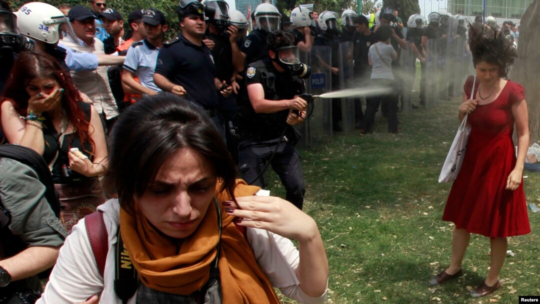 Foto perempuan berbaju merah yang disemprot gas air mata oleh polisi memancing kemarahan publik, terutama perempuan, yang kemudian ikut demonstrasi. (Reuters/Osman Orsal) 