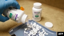 2020年5月20日，猶他州普洛沃市一藥房藥劑師在點數羥氯喹藥片。