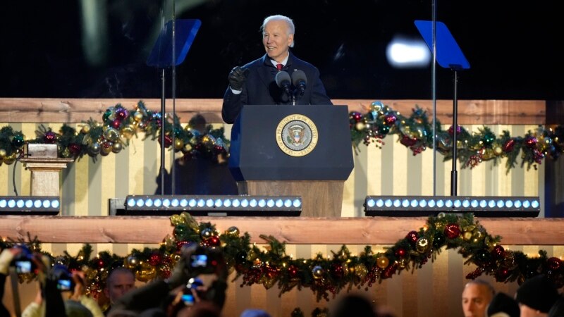 Biden lights National Christmas Tree